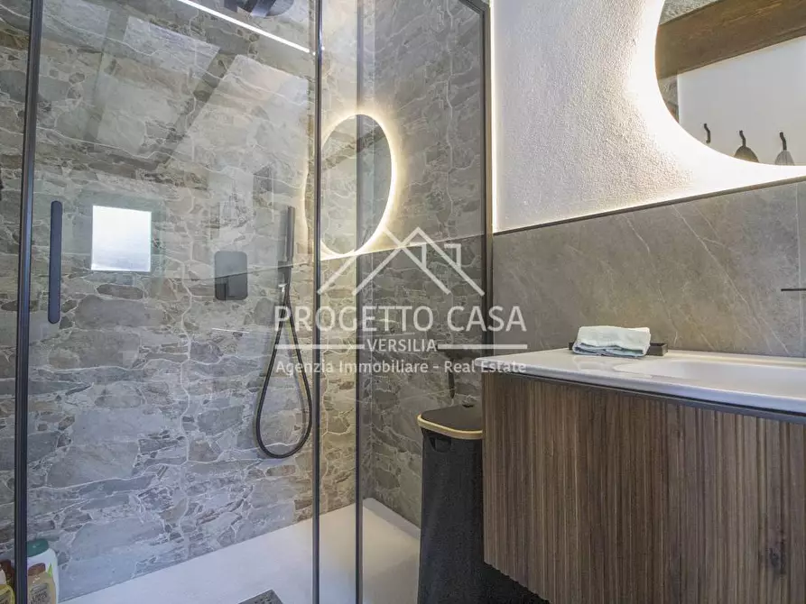Immagine 43 di Appartamento in vendita  in via canova a Camaiore