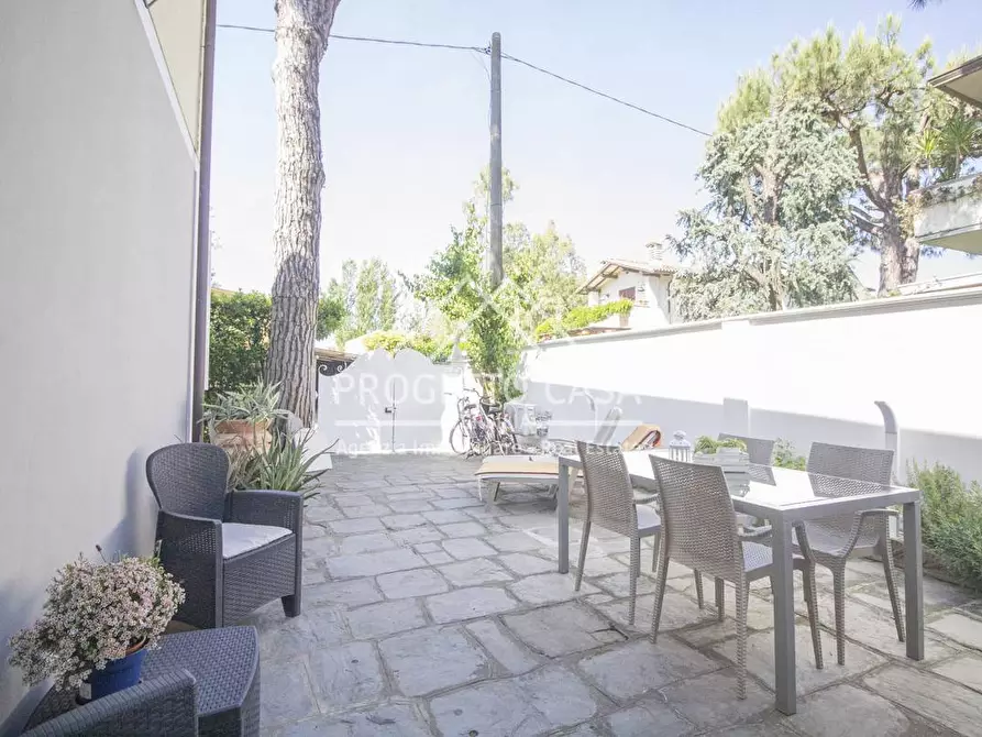 Immagine 45 di Appartamento in vendita  in via canova a Camaiore