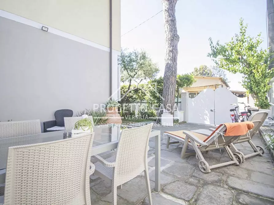 Immagine 46 di Appartamento in vendita  in via canova a Camaiore