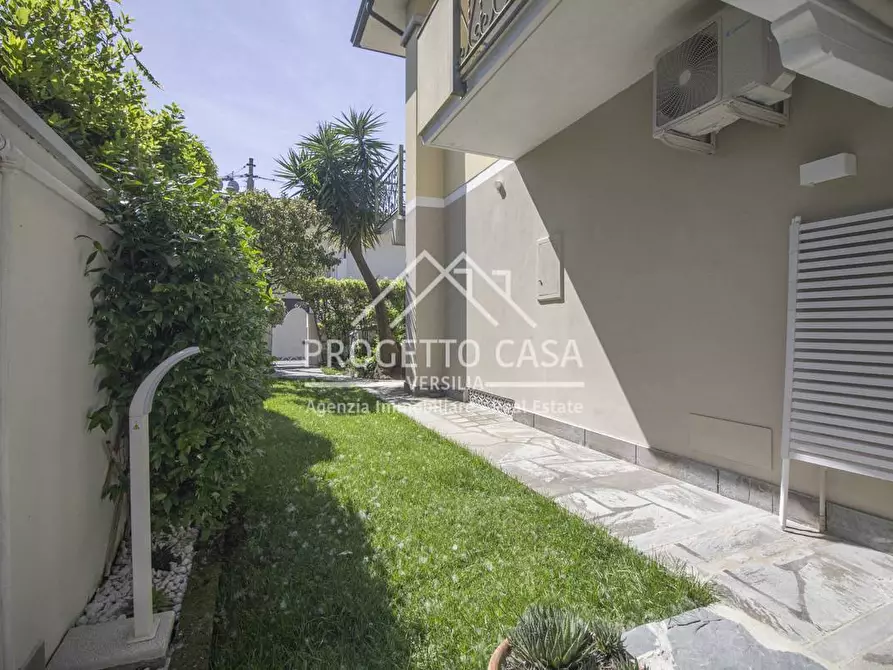 Immagine 49 di Appartamento in vendita  in via canova a Camaiore