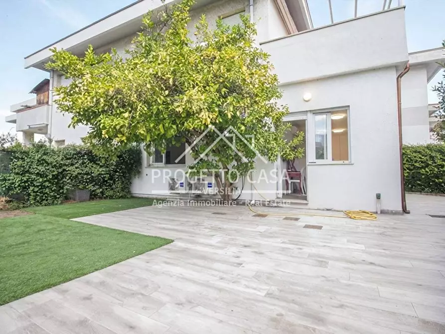 Immagine 1 di Appartamento in vendita  in VIA LELIO GIUSTI a Viareggio