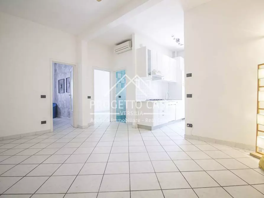 Immagine 1 di Appartamento in vendita  in via leopardi a Camaiore