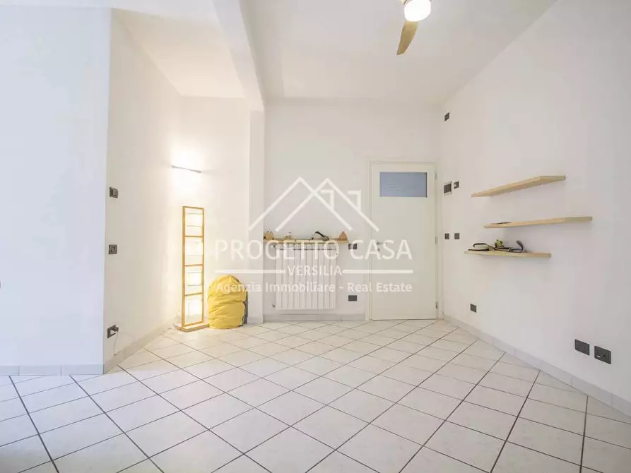 Immagine 3 di Appartamento in vendita  in via leopardi a Camaiore