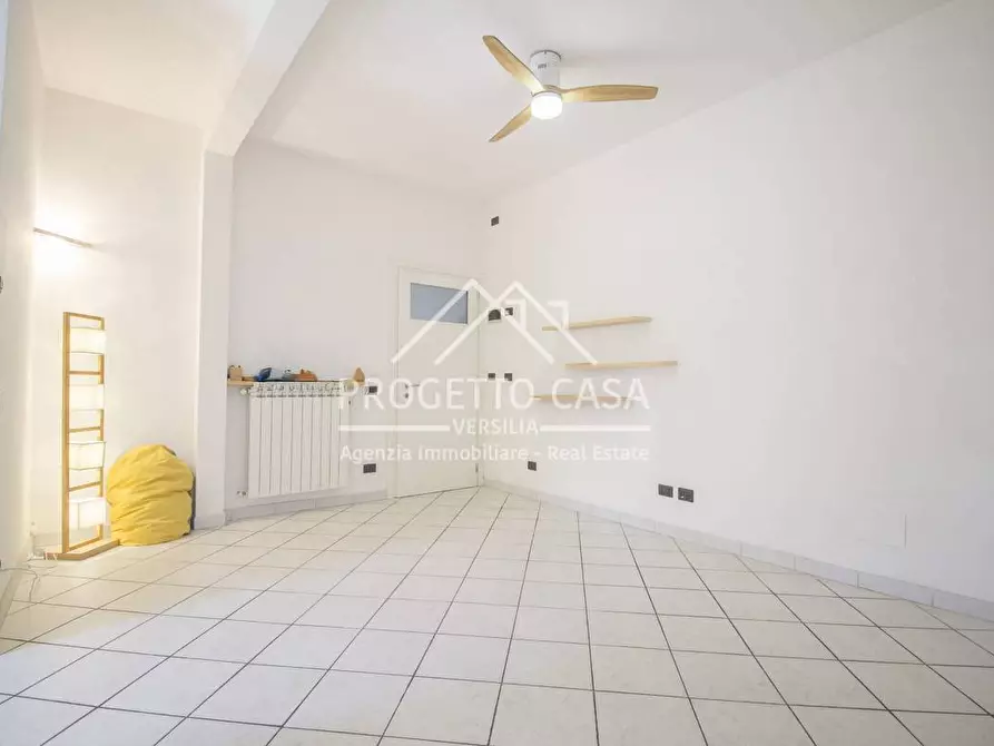 Immagine 4 di Appartamento in vendita  in via leopardi a Camaiore