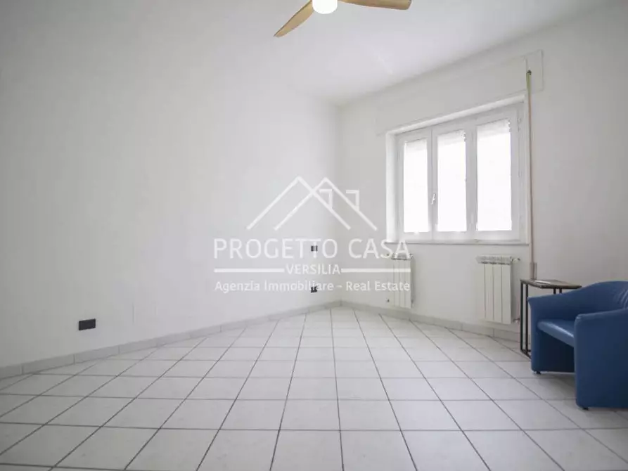 Immagine 9 di Appartamento in vendita  in via leopardi a Camaiore