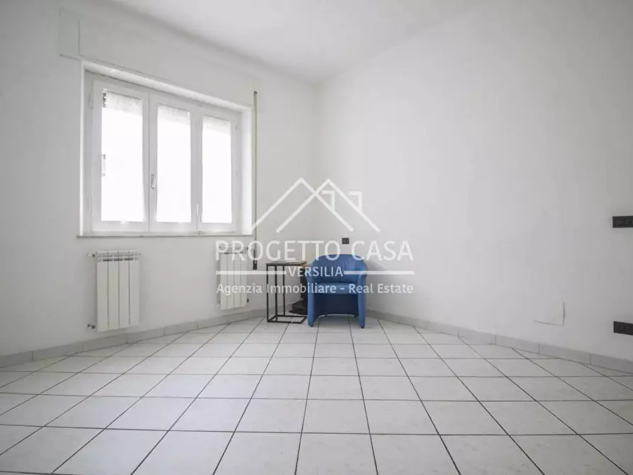 Immagine 10 di Appartamento in vendita  in via leopardi a Camaiore