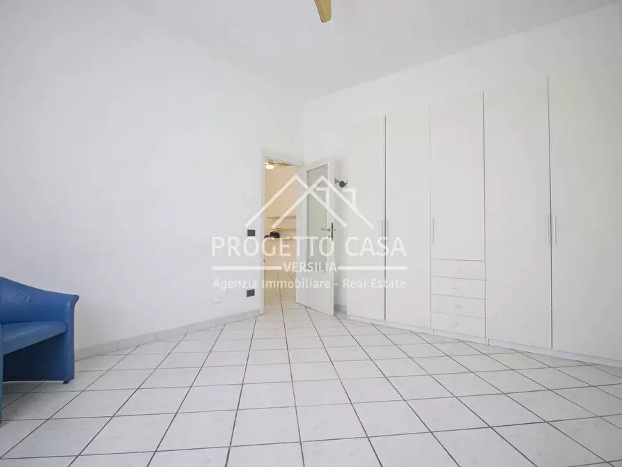 Immagine 11 di Appartamento in vendita  in via leopardi a Camaiore