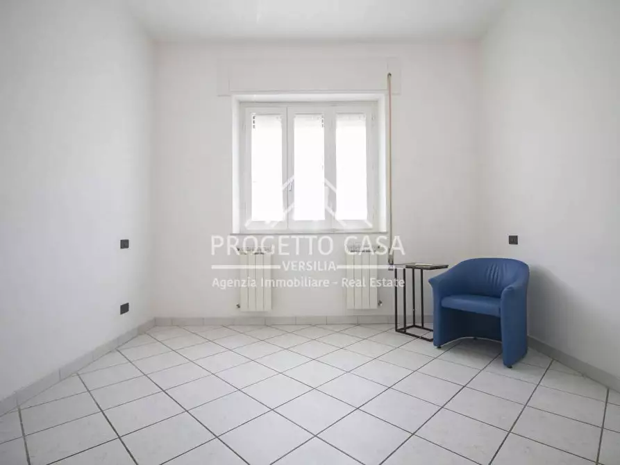 Immagine 12 di Appartamento in vendita  in via leopardi a Camaiore