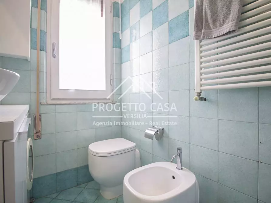 Immagine 16 di Appartamento in vendita  in via leopardi a Camaiore