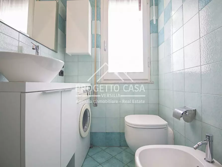Immagine 17 di Appartamento in vendita  in via leopardi a Camaiore