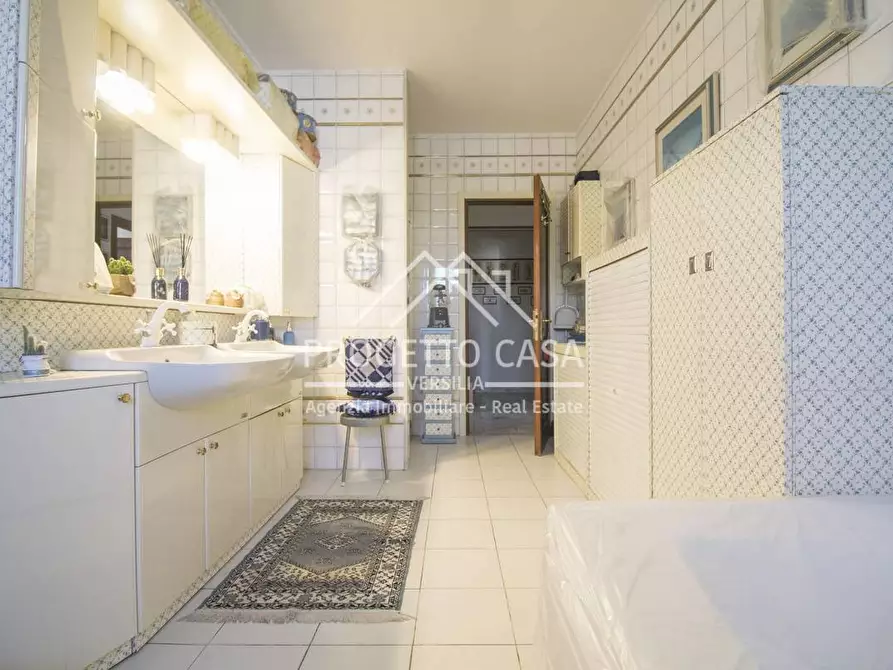 Immagine 24 di Appartamento in vendita  in via viii marzo a Viareggio