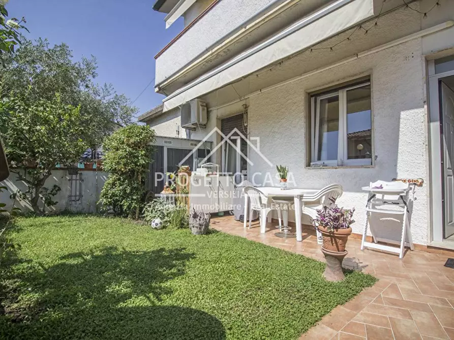 Immagine 30 di Appartamento in vendita  in VIA BATTISTI TORRE DEL LAGO a Viareggio