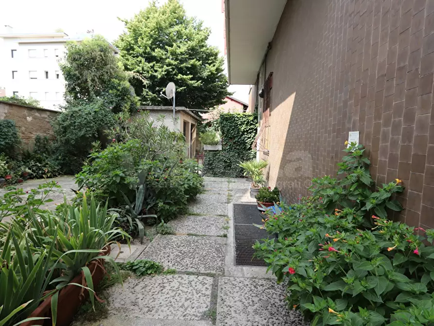 Immagine 8 di Negozio in affitto  in via Col di Lana 1 a Monza