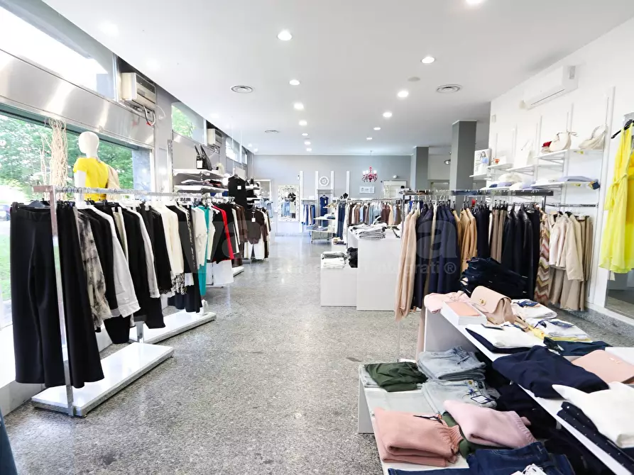 Immagine 2 di Negozio in vendita  in via Lecco 4 a Agrate Brianza