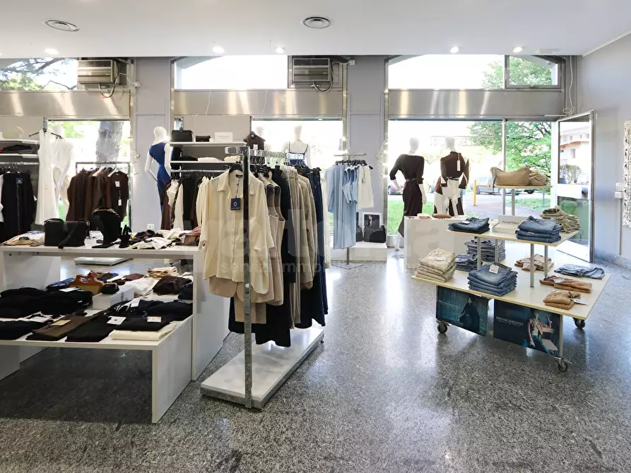 Immagine 3 di Negozio in vendita  in via Lecco 4 a Agrate Brianza