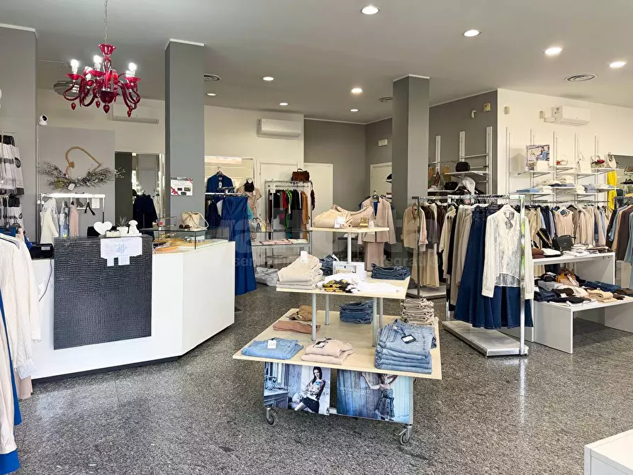 Immagine 4 di Negozio in vendita  in via Lecco 4 a Agrate Brianza