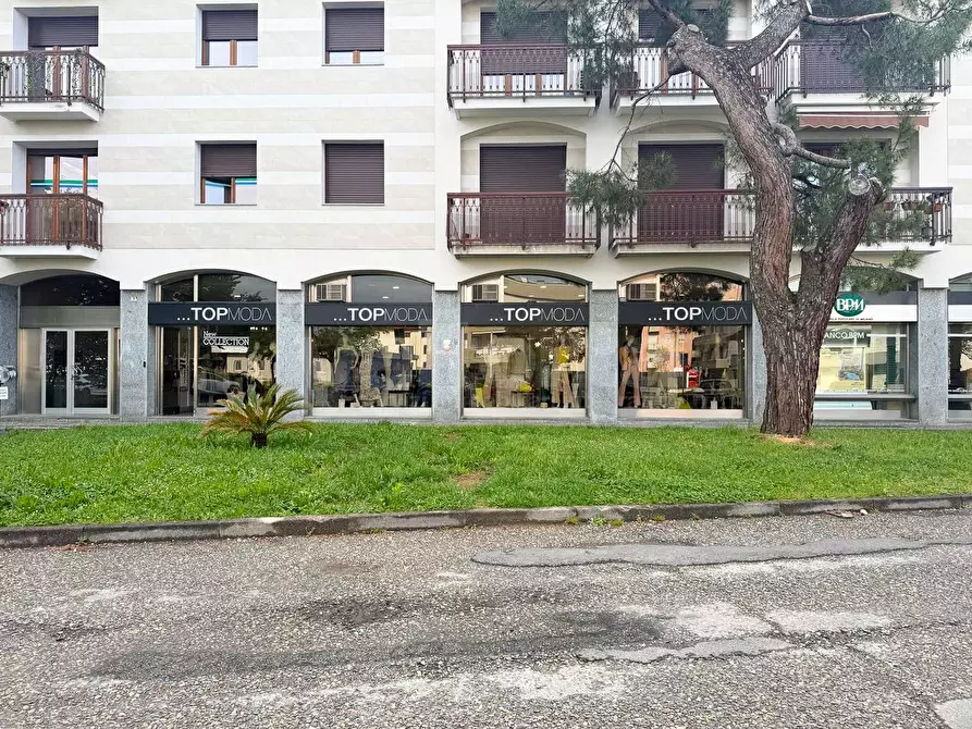 Immagine 7 di Negozio in vendita  in via Lecco 4 a Agrate Brianza