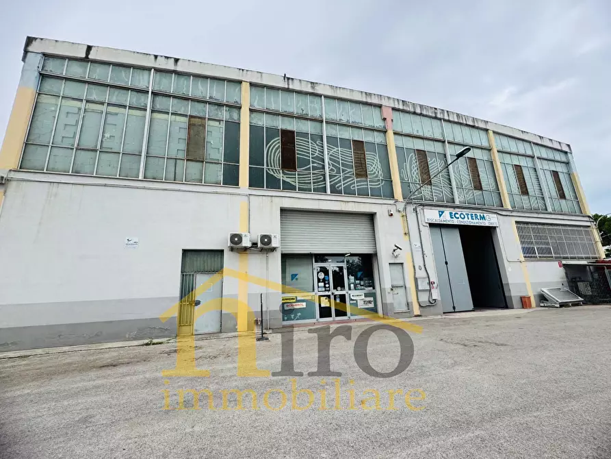 Immagine 1 di Locale commerciale in affitto  in Viale Europa 86 a Spoltore