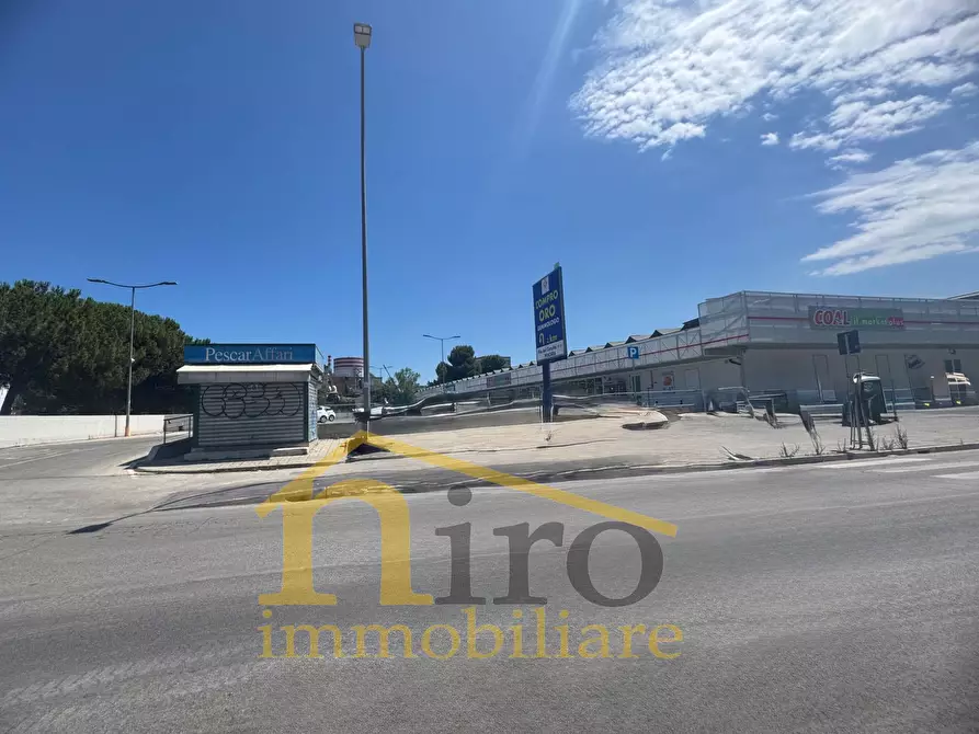 Immagine 26 di Locale commerciale in affitto  in Viale Europa 86 a Spoltore