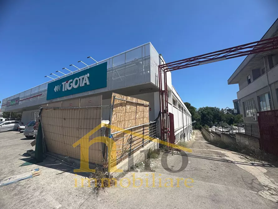 Immagine 31 di Locale commerciale in affitto  in Viale Europa 86 a Spoltore