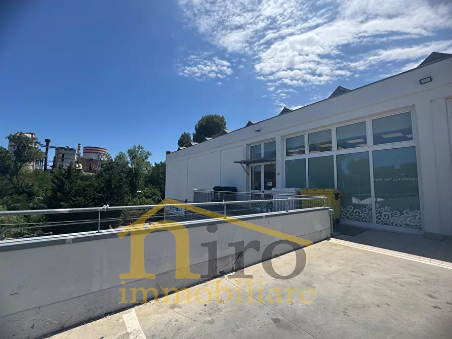 Immagine 33 di Locale commerciale in affitto  in Viale Europa 86 a Spoltore