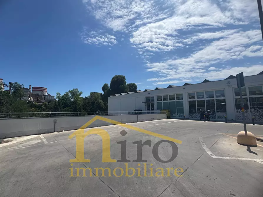 Immagine 35 di Locale commerciale in affitto  in Viale Europa 86 a Spoltore