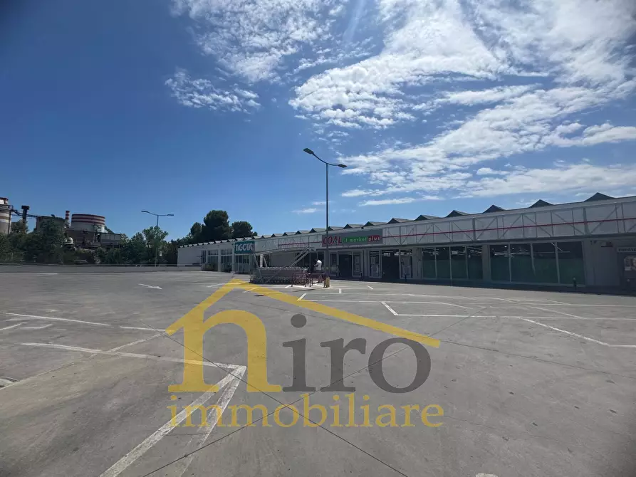 Immagine 36 di Locale commerciale in affitto  in Viale Europa 86 a Spoltore