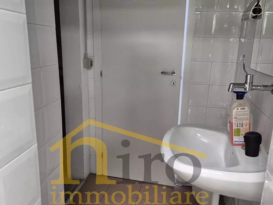 Immagine 14 di Locale commerciale in vendita  in Via Tirburtina Valeria 314 a Pescara