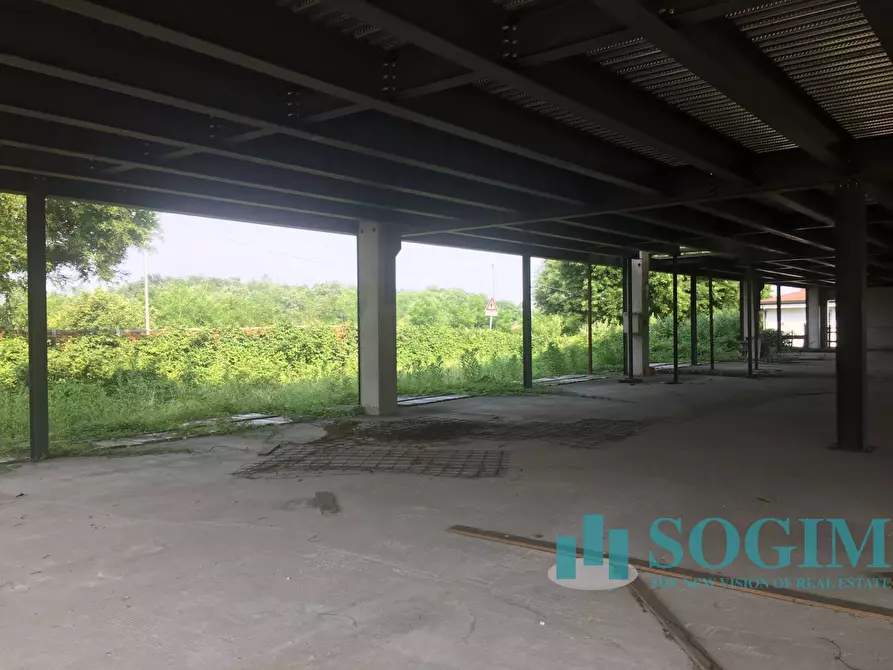 Immagine 6 di Locale commerciale in vendita  in Strada Statale Dei Giovi snc a Cermenate