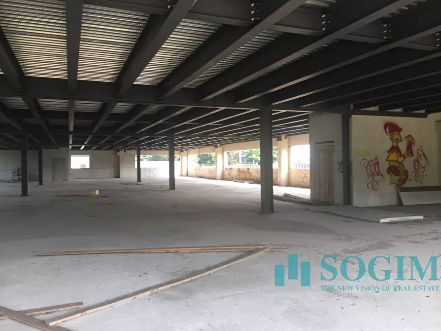 Immagine 3 di Locale commerciale in affitto  in Strada Statale Dei Giovi snc a Cermenate