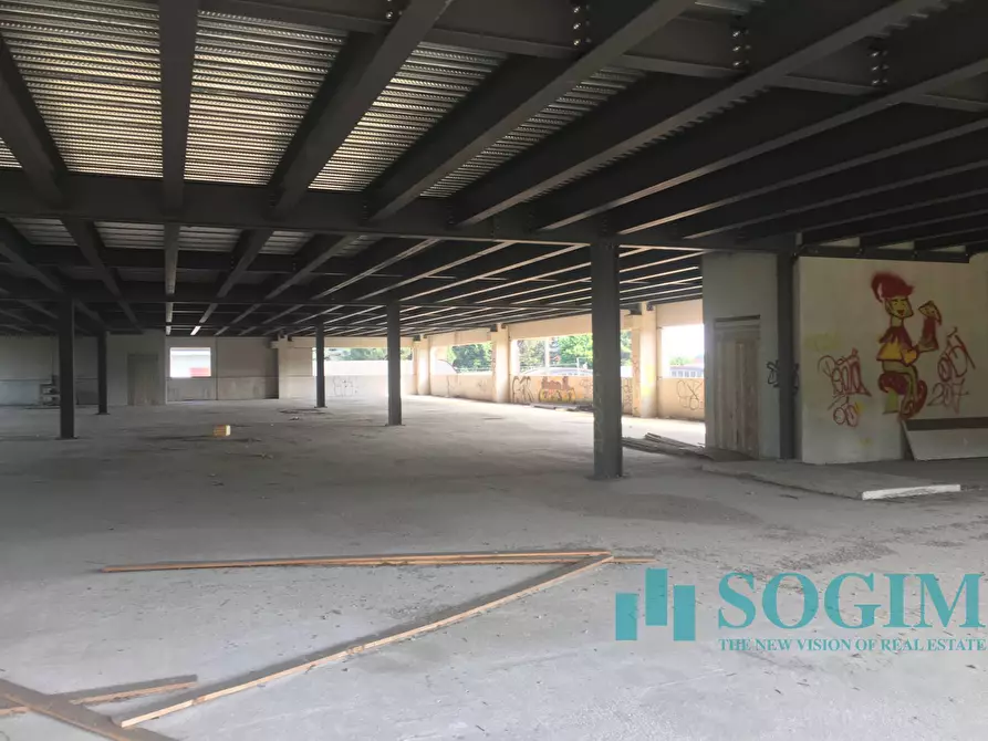 Immagine 4 di Locale commerciale in affitto  in Strada Statale Dei Giovi snc a Cermenate