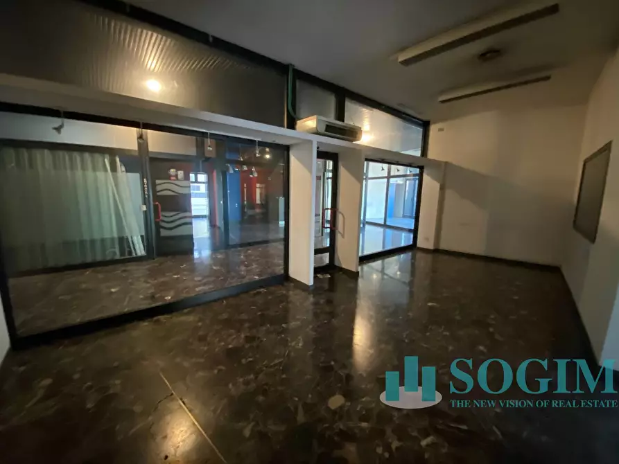 Immagine 11 di Negozio in affitto  in Via Giacomo Matteotti a Cantù