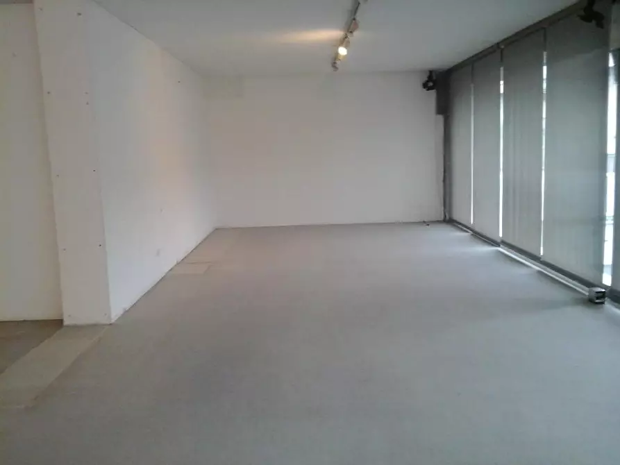 Immagine 6 di Locale commerciale in vendita  a Buscate