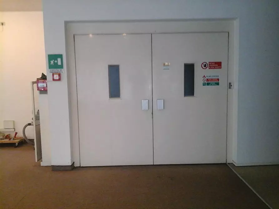 Immagine 8 di Locale commerciale in vendita  a Buscate