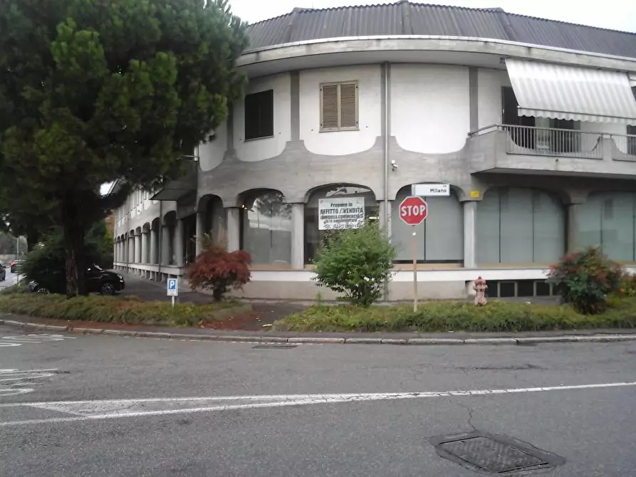 Immagine 11 di Locale commerciale in vendita  a Buscate