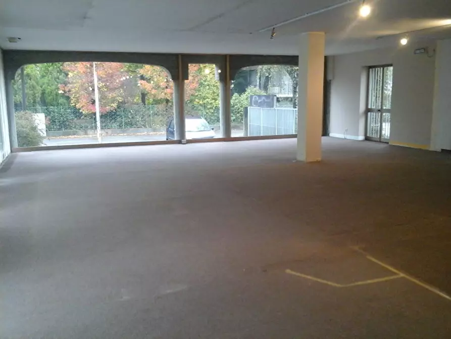 Immagine 4 di Locale commerciale in vendita  a Buscate