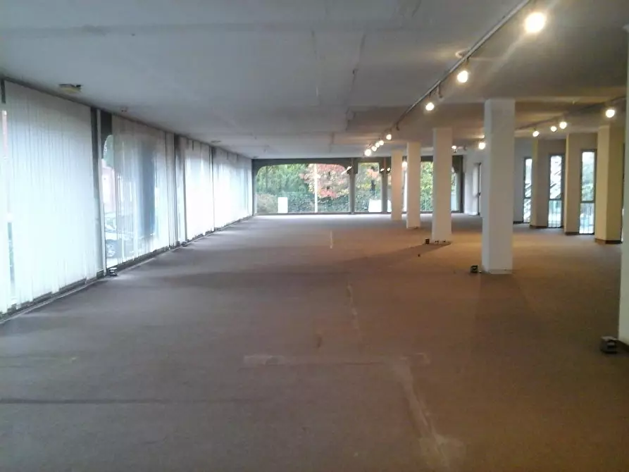 Immagine 12 di Locale commerciale in vendita  a Buscate