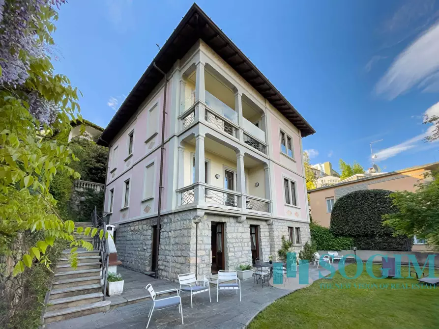 Immagine 1 di Villa in vendita  in Via Dei Villini 10 a Como