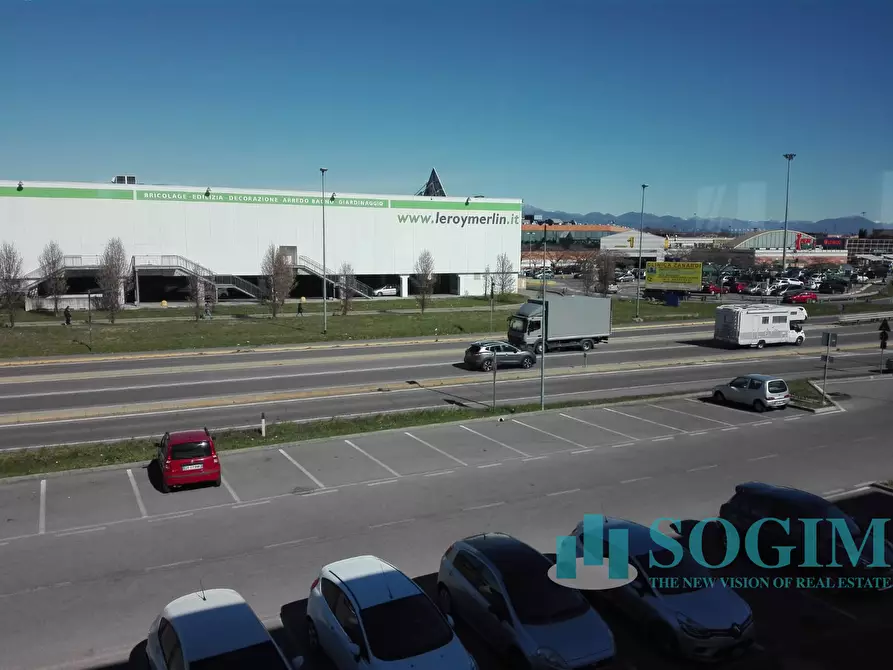 Immagine 16 di Locale commerciale in affitto  in Via Italia 162 a Busnago