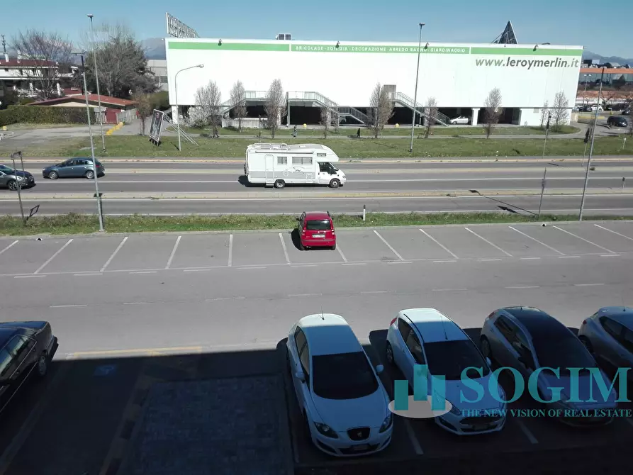 Immagine 2 di Locale commerciale in affitto  in Via Italia 162 a Busnago