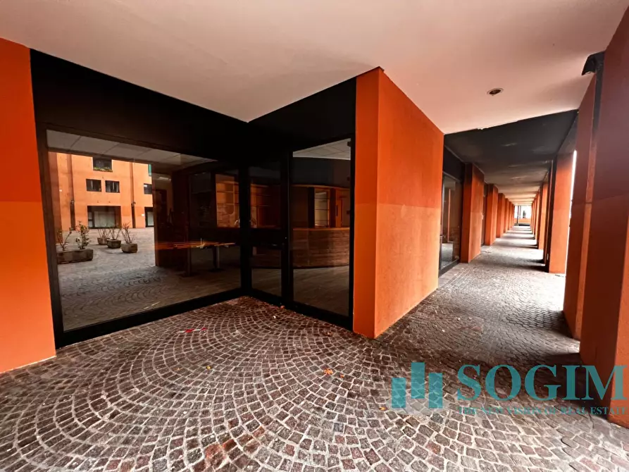 Immagine 3 di Negozio in vendita  in Via anzani a Como