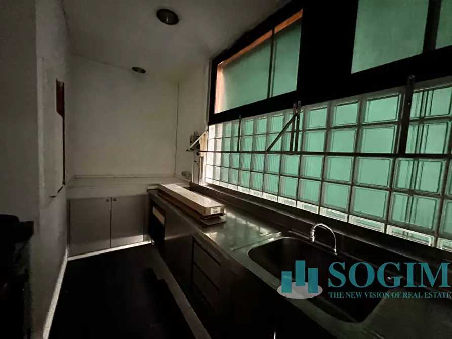 Immagine 14 di Negozio in vendita  in Via anzani a Como