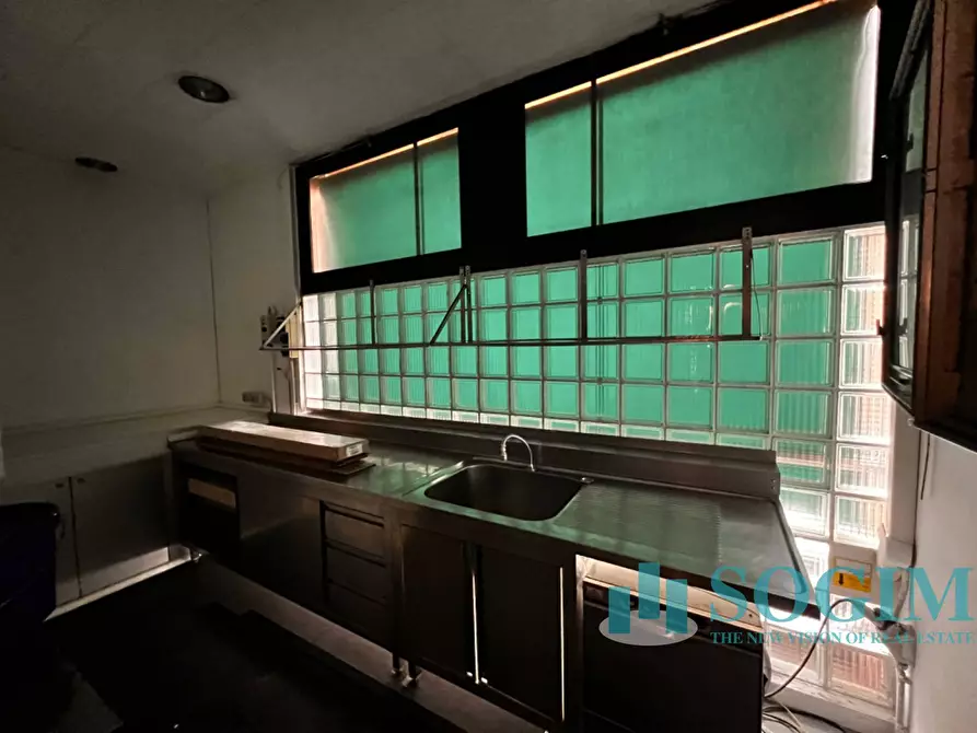 Immagine 15 di Negozio in vendita  in Via anzani a Como