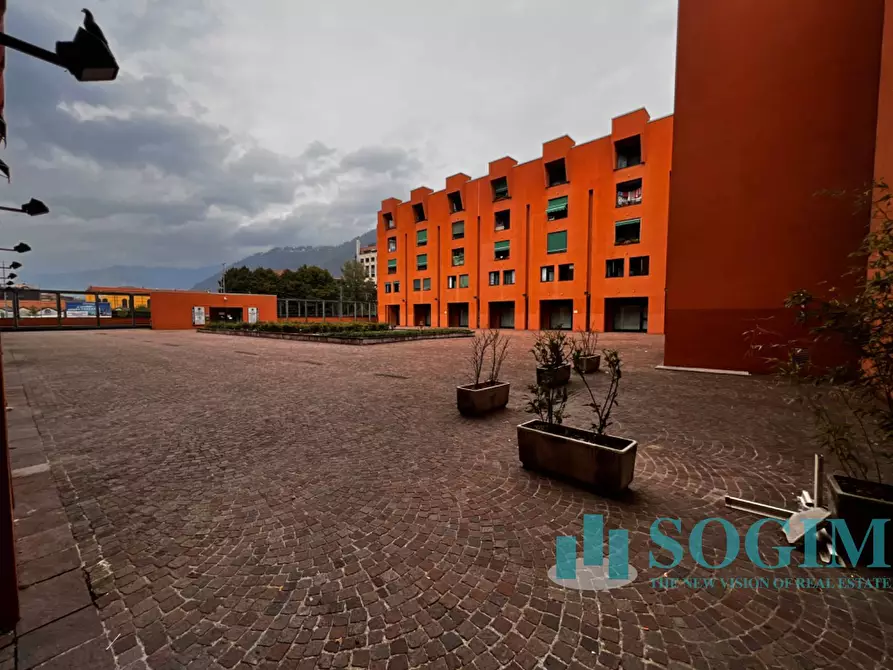 Immagine 23 di Negozio in vendita  in Via anzani a Como