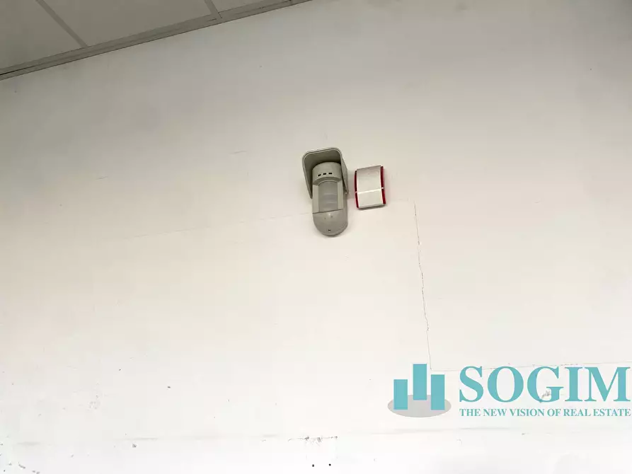 Immagine 7 di Locale commerciale in vendita  in Via Po 7 a Vimercate