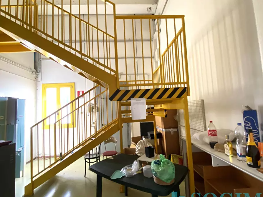 Immagine 11 di Locale commerciale in vendita  in Via Po 7 a Vimercate