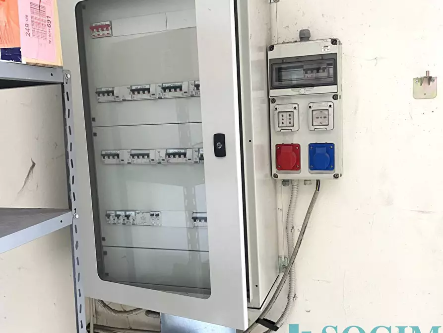 Immagine 17 di Locale commerciale in vendita  in Via Po 7 a Vimercate