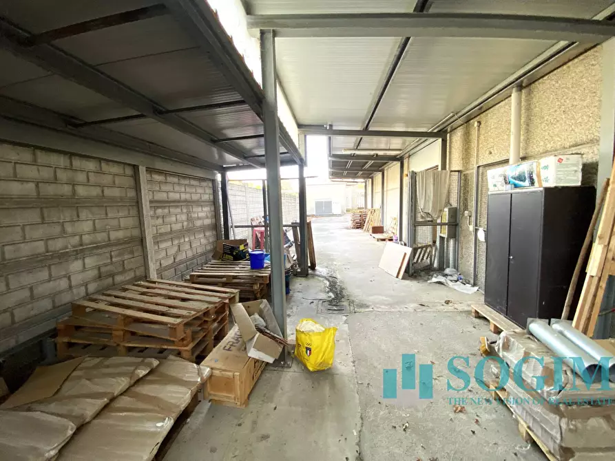 Immagine 18 di Locale commerciale in vendita  in Via Po 7 a Vimercate
