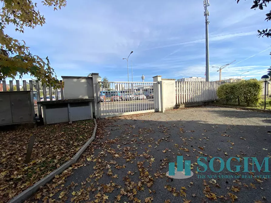 Immagine 24 di Locale commerciale in vendita  in Via Po 7 a Vimercate