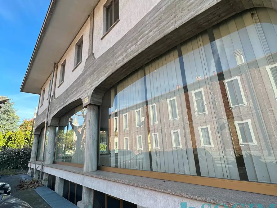 Immagine 2 di Locale commerciale in vendita  a Buscate